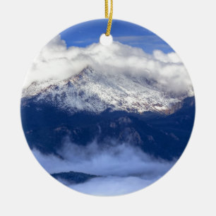 Spiess-Spitze mit frischen Schneefällen und Wolke Keramikornament