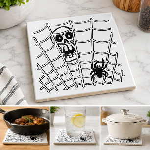 Spinne im Netz mit Totenkopf Halloween Kachel