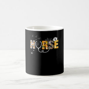 Spinnengeschenk Halloween-Krankenschwester mit K Kaffeetasse