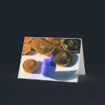 Spinning Dreidel with Gelt Feiertagskarte<br><div class="desc">Happy Hanukkah (Spinning Dreidel with Gelt) chanukkah,  Jewish,  Religion,  Holiday,  Game,  Children,  Family,  Spiritualität</div>