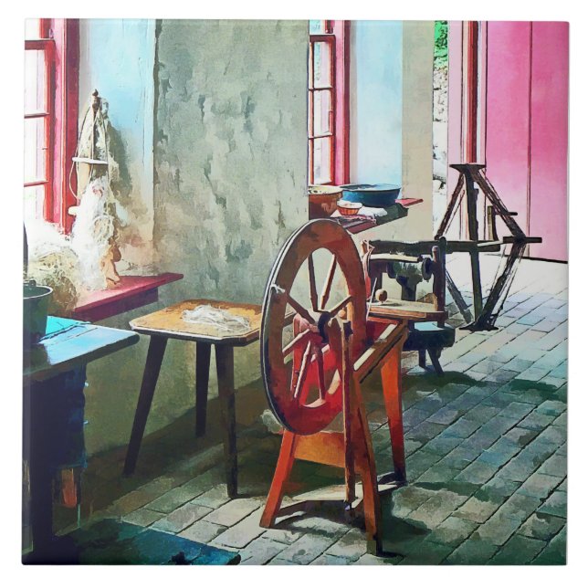 Spinnrad in der Nähe des Fensters Fliese (Vorderseite)