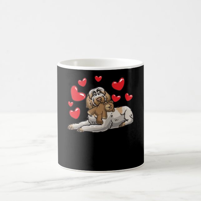 Spinone Italiano Hund mit ausgestopften Tieren und Kaffeetasse (Mittel)