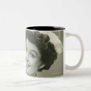 Spionierende Krankenschwester Zweifarbige Tasse