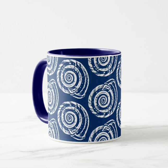 Spiral Seashell Block Print, Cobalt Blue und White Tasse (Vorderseite Links)