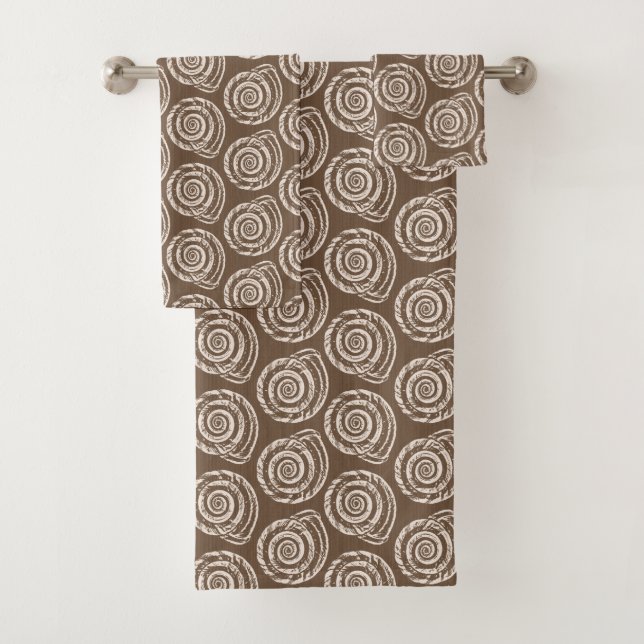 Spiral Seashell Block Print, Taupe Tan und Creme Badhandtuch Set (Insitu)