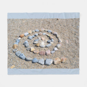Spiral Stone Beach Art Fleecedecke