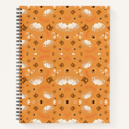 Spiralgebundenes Notizbuch mit orangefarbenem Umsc