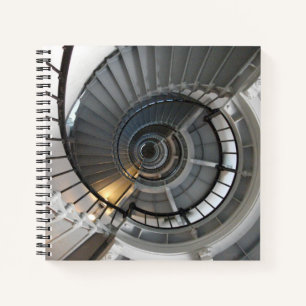 Spiraltreppe des Leuchtturms von unten aus gesehen Notizbuch