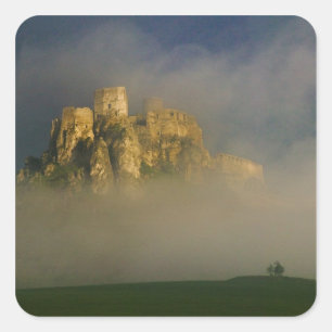 Spissky hrad im Nebel, Slowakei 2 Quadratischer Aufkleber