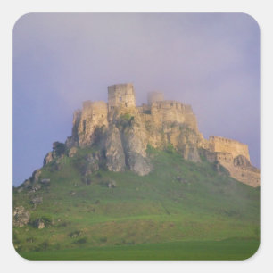 Spissky hrad im Nebel, Slowakei Quadratischer Aufkleber