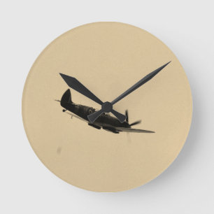 Spitfire-Trainer im Flug Runde Wanduhr