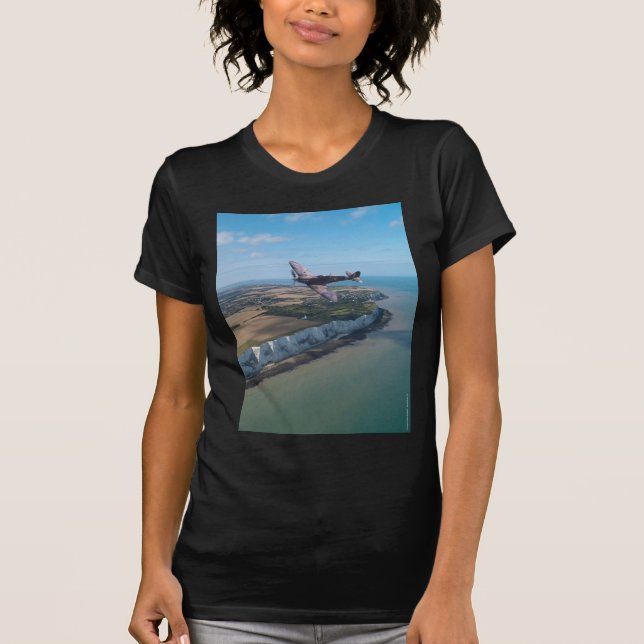 Spitfire über der englischen Küste T-Shirt (Vorderseite)