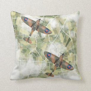 Spitfires, die in Paare fliegen Kissen