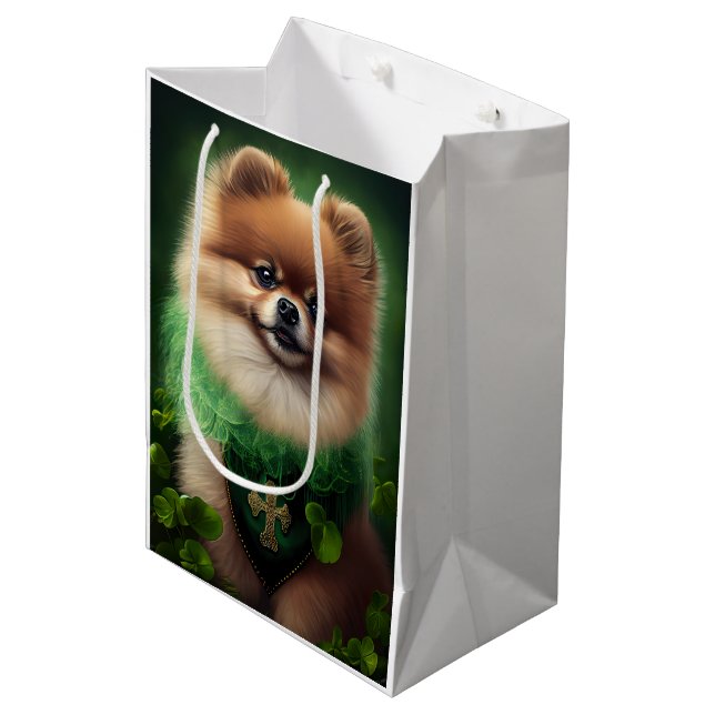 Spitz Dog in St. Patrick's Day Dress Mittlere Geschenktüte (Vorderseite Schrägansicht)