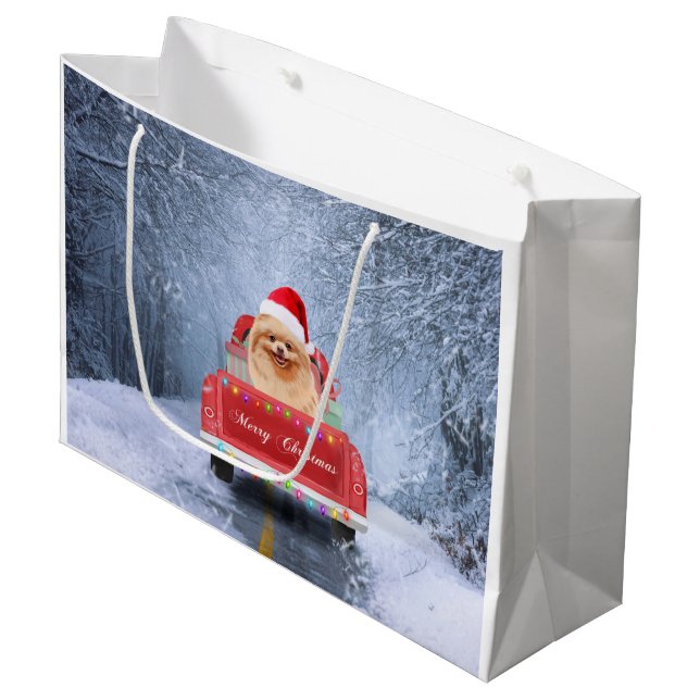 Spitz Hund im Schnee sitzen im Weihnachtswagen Große Geschenktüte (Vorderseite Schrägansicht)