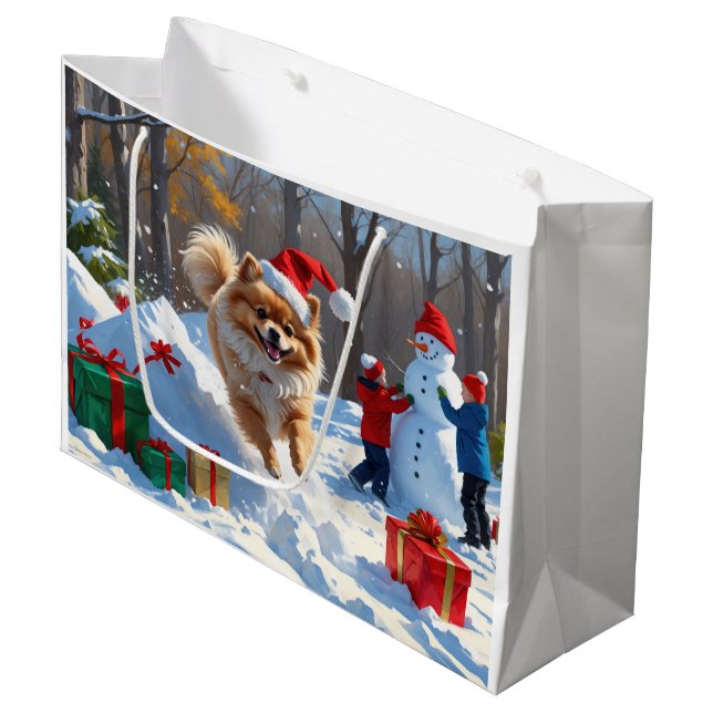 Spitz läuft im Schnee mit Weihnachtshut Große Geschenktüte (Vorderseite Schrägansicht)