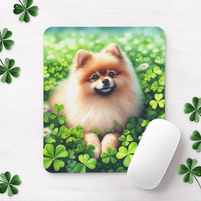 Spitz mit grünem Kleeblatt Mousepad (Von Creator hochgeladen)