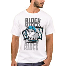 Spitz Welpe, die auf einem Skateboard reitet