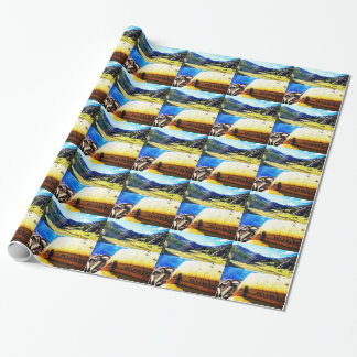 Spitze eines gelben Jeeps mit Bergen Geschenkpapier