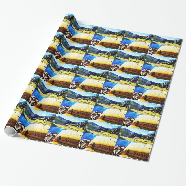 Spitze eines gelben Jeeps mit Bergen Geschenkpapier (Ungerollt)
