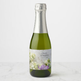 Spitze mit lila und weißen Blume