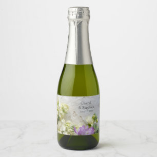Spitze mit lila und weißen Blume