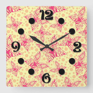 Spitzenschmetterlinge auf gelbem Polka-Punkt Quadratische Wanduhr