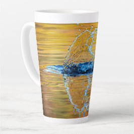 Splash auf einen Fall Abend Milchtasse