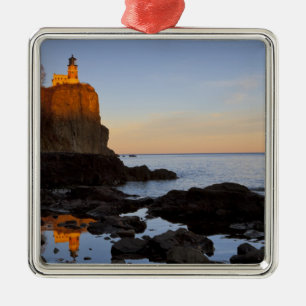 Split Rock Leuchtturm bei Sonnenuntergang nahe Two Ornament Aus Metall