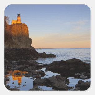 Split Rock Lighthouse bei Sonnenuntergang nahe Two Quadratischer Aufkleber
