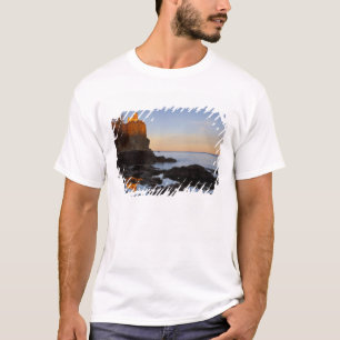 Split Rock Lighthouse bei Sonnenuntergang nahe Two T-Shirt