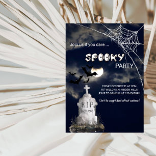 Spookes Halloween mit Fledermäusen und bewölktem n Einladung