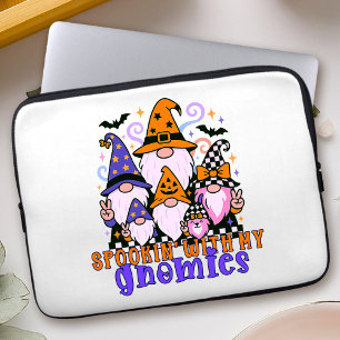 Spookin" mit meinen Gnomen: Retro Halloween-Freund Laptopschutzhülle