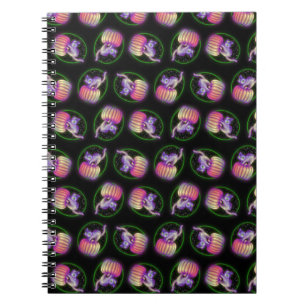 Spookowkatze auf Kürbis Zeichnend Notizblock