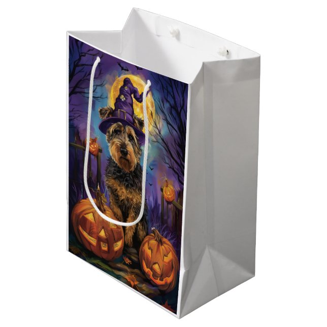Spooky Airedale Halloween Hexe und Pumpkin Mittlere Geschenktüte (Vorderseite Schrägansicht)
