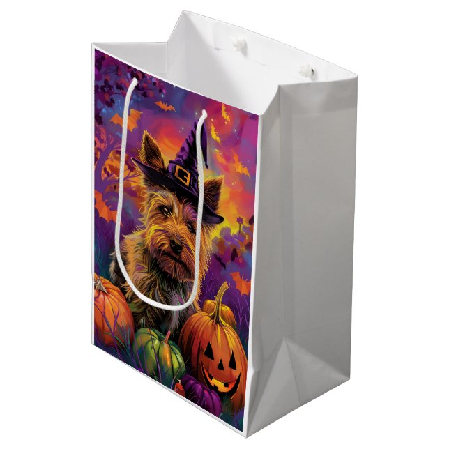 Spooky Australian Terrier Halloween Hexenkürbis Mittlere Geschenktüte (Vorderseite Schrägansicht)