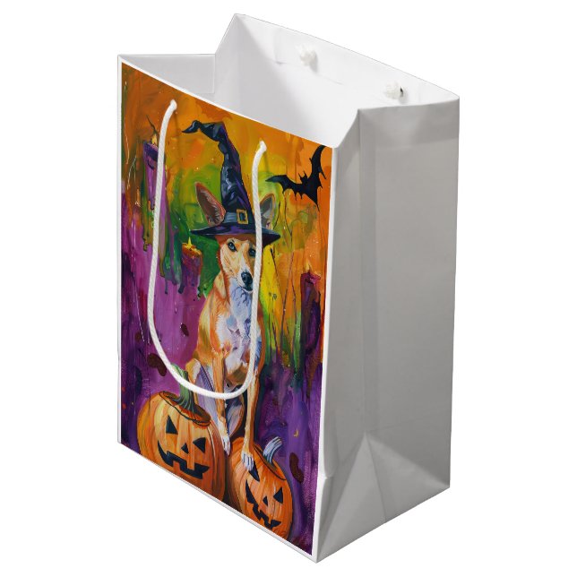 Spooky Basenji Halloween Hexe und Pumpkin Mittlere Geschenktüte (Vorderseite Schrägansicht)
