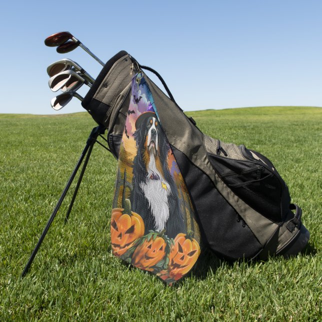 Spooky Bernese Mountain Halloween Hexenkürbis Golfhandtuch (Gras)