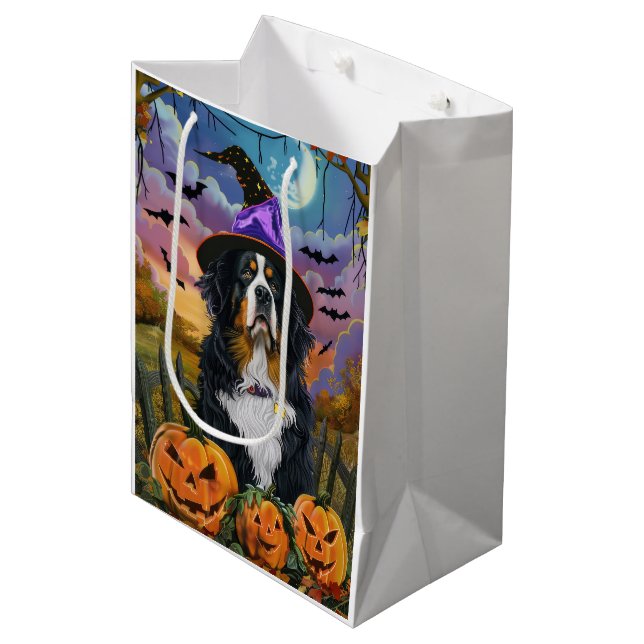Spooky Bernese Mountain Halloween Hexenkürbis Mittlere Geschenktüte (Vorderseite Schrägansicht)