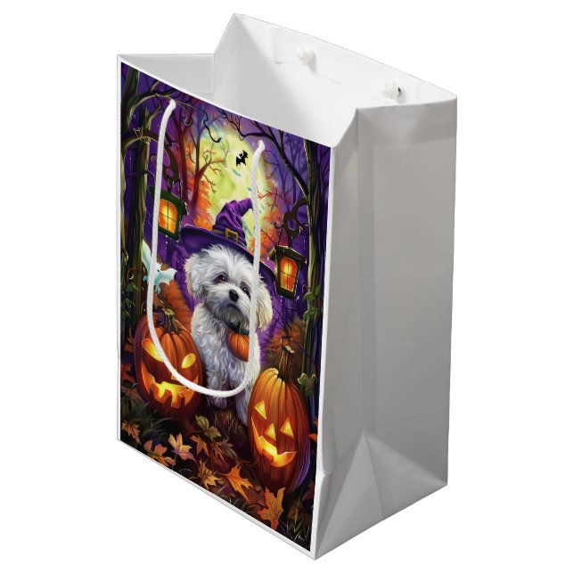 Spooky Bichon Frise Halloween Hexe und Pumpkin Mittlere Geschenktüte (Vorderseite Schrägansicht)