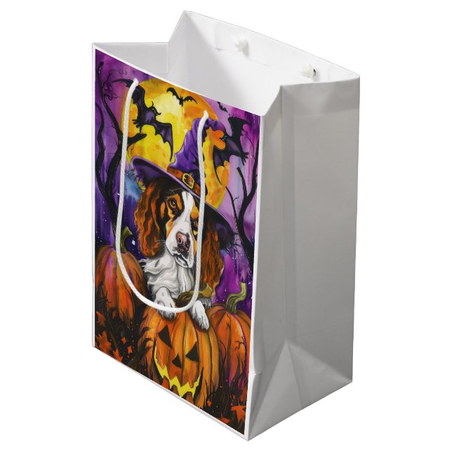 Spooky Brittany Spanisch Halloween Hexenkürbis Mittlere Geschenktüte (Vorderseite Schrägansicht)