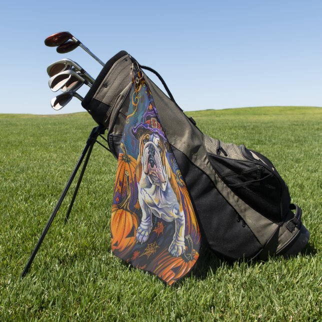 Spooky Bulldog Halloween Hexe und Kürbis Golfhandtuch (Gras)