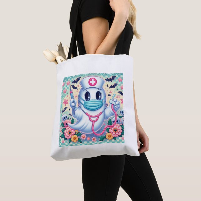 Spooky Cartoon Ghost Nurse: Halloween Art Tasche (Von Nahem)