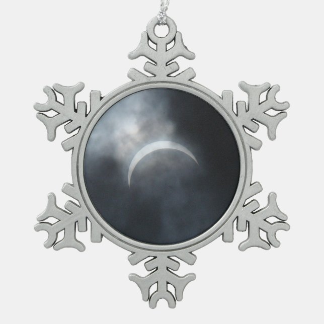 Spooky Eclipse Storm Clouds 2017 Schneeflocken Zinn-Ornament (Vorderseite)