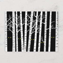 Spooky-Gelb-Halloween-Augen im Birkenwald Postkarte
