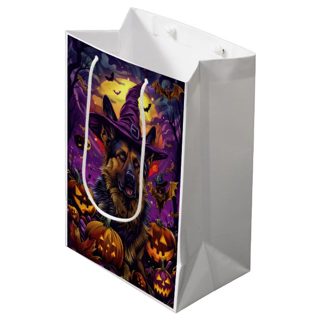 Spooky German Shepherd Halloween Hexenkürbis Mittlere Geschenktüte (Vorderseite Schrägansicht)