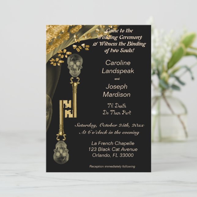 Spooky Gold Skulls Halloween Hochzeit Einladung (Stehend Vorderseite)