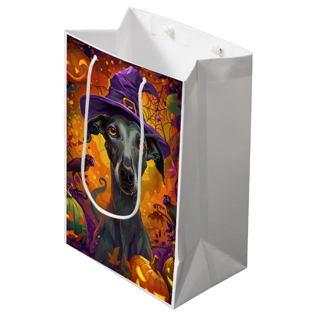 Spooky Greyhound Hund Halloween Hexe und Pumpkin Mittlere Geschenktüte (Vorderseite Schrägansicht)
