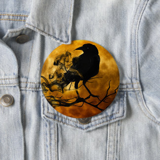 Spooky Halloween Raven im Toten Baum Button