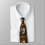 Spooky Halloween Skull und Rose Krawatte<br><div class="desc">Ein herrlicher Halloween-Skull und Rose auf Black Neck Tie - Ideal zu Halloween oder zu jeder Zeit für den Mann,  der ein paar Schädel Liebe.</div>